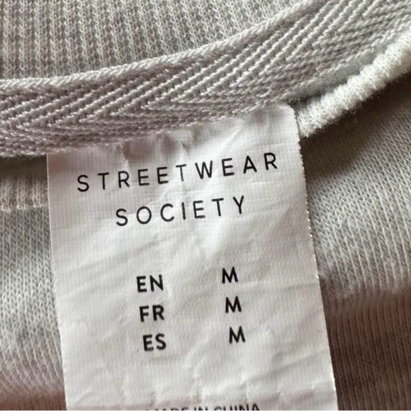 Barbie Light Grey  Women’s Oversized Crewneck Sweatshirt Size Medium - Picture 4 of 4